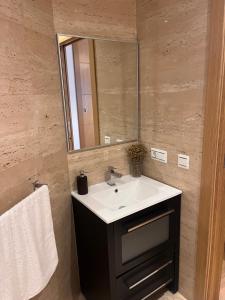 a bathroom with a sink and a mirror at Piso céntrico en zona monumental de Antequera in Antequera +13 photos
