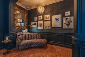 Ein Sitzbereich in der Unterkunft Pine Trees Hotel Pitlochry