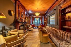 Ein Sitzbereich in der Unterkunft Pine Trees Hotel Pitlochry