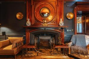 Ein Sitzbereich in der Unterkunft Pine Trees Hotel Pitlochry