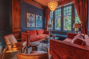Ein Sitzbereich in der Unterkunft Pine Trees Hotel Pitlochry