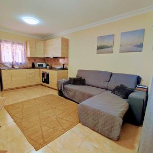 a living room with a couch and a kitchen at Duplex Elegant in Genovés