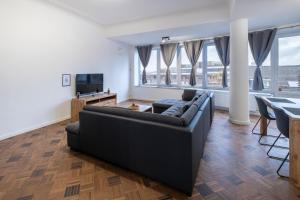 ein Wohnzimmer mit Couch und Tisch in der Unterkunft NOMAD APARTMENTS - Henin in Charleroi