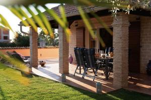 a patio with a table and chairs under a pavilion at Casa Vivo in Labinci