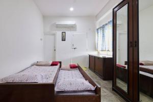 Postel nebo postele na pokoji v ubytování Toit -AC room Himayathnagar