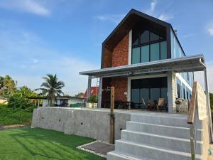林信Talaytime Pool Villa的砖屋,设有玻璃窗和楼梯