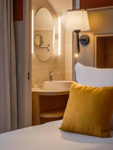 Postel nebo postele na pokoji v ubytování Hôtel Arcanse by Inwood Hotels