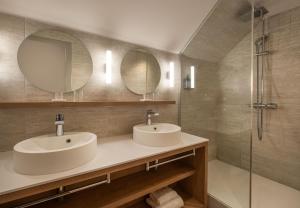 Koupelna v ubytování Hôtel Arcanse by Inwood Hotels