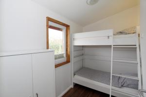 Ένα ή περισσότερα κρεβάτια σε δωμάτιο στο Ferienhaus 6 Campingpark Waldesruh