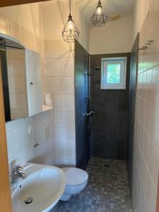 Ένα μπάνιο στο Ferienhaus 6 Campingpark Waldesruh