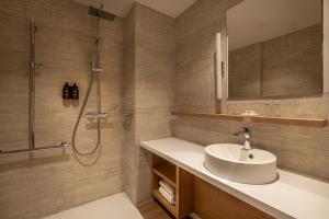 Koupelna v ubytování Hôtel Arcanse by Inwood Hotels