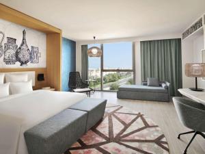 Postel nebo postele na pokoji v ubytování Mövenpick Hotel & Apartments Ghala Muscat