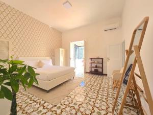 Un dormitorio con una cama y una planta. en La terrazza, en Capri