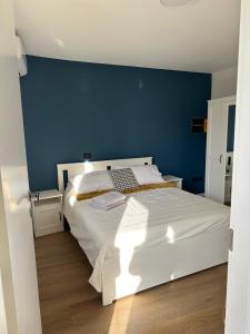 Postel nebo postele na pokoji v ubytování Blue Suite