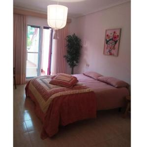 une chambre avec un grand lit dans une pièce dans l'établissement Preciosa casa con terraza y piscina R106 by Novadesta, à Puerto Marino 22 autres photos