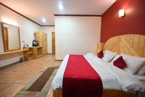 Postelja oz. postelje v sobi nastanitve Krishana Cottage A Pure Veg !!!300 m From Hadimba Temple!!!Balcony Rooms!!!Veg Restaurant!!!Couple Friendly!!!Family Cottage!!!