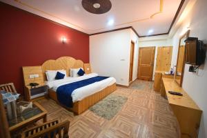 Postelja oz. postelje v sobi nastanitve Krishana Cottage A Pure Veg !!!300 m From Hadimba Temple!!!Balcony Rooms!!!Veg Restaurant!!!Couple Friendly!!!Family Cottage!!!