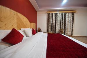 Postelja oz. postelje v sobi nastanitve Krishana Cottage A Pure Veg !!!300 m From Hadimba Temple!!!Balcony Rooms!!!Veg Restaurant!!!Couple Friendly!!!Family Cottage!!!