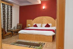 Postelja oz. postelje v sobi nastanitve Krishana Cottage A Pure Veg !!!300 m From Hadimba Temple!!!Balcony Rooms!!!Veg Restaurant!!!Couple Friendly!!!Family Cottage!!!