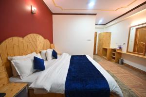 Postelja oz. postelje v sobi nastanitve Krishana Cottage A Pure Veg !!!300 m From Hadimba Temple!!!Balcony Rooms!!!Veg Restaurant!!!Couple Friendly!!!Family Cottage!!!