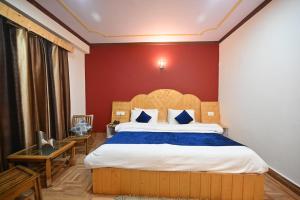 Postelja oz. postelje v sobi nastanitve Krishana Cottage A Pure Veg !!!300 m From Hadimba Temple!!!Balcony Rooms!!!Veg Restaurant!!!Couple Friendly!!!Family Cottage!!!