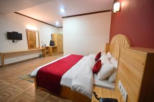 Postelja oz. postelje v sobi nastanitve Krishana Cottage A Pure Veg !!!300 m From Hadimba Temple!!!Balcony Rooms!!!Veg Restaurant!!!Couple Friendly!!!Family Cottage!!!