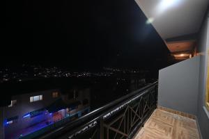 Balkon oz. terasa v nastanitvi Krishana Cottage A Pure Veg !!!300 m From Hadimba Temple!!!Balcony Rooms!!!Veg Restaurant!!!Couple Friendly!!!Family Cottage!!!