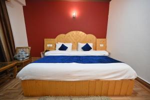 Postelja oz. postelje v sobi nastanitve Krishana Cottage A Pure Veg !!!300 m From Hadimba Temple!!!Balcony Rooms!!!Veg Restaurant!!!Couple Friendly!!!Family Cottage!!!