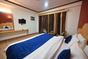 Postelja oz. postelje v sobi nastanitve Krishana Cottage A Pure Veg !!!300 m From Hadimba Temple!!!Balcony Rooms!!!Veg Restaurant!!!Couple Friendly!!!Family Cottage!!!