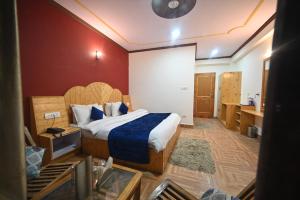 Postelja oz. postelje v sobi nastanitve Krishana Cottage A Pure Veg !!!300 m From Hadimba Temple!!!Balcony Rooms!!!Veg Restaurant!!!Couple Friendly!!!Family Cottage!!!