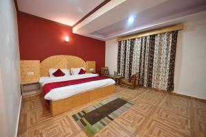 Postelja oz. postelje v sobi nastanitve Krishana Cottage A Pure Veg !!!300 m From Hadimba Temple!!!Balcony Rooms!!!Veg Restaurant!!!Couple Friendly!!!Family Cottage!!!