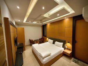 a bedroom with a large white bed in a room at Hotel Lata Continental in Kānpur