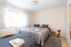 une chambre avec deux lits et une fenêtre dans l'établissement Villa Arctic Harmony near SCV, à Rovaniemi