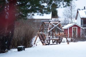 une aire de jeux dans une cour couverte de neige dans l'établissement Villa Arctic Harmony near SCV, à Rovaniemi