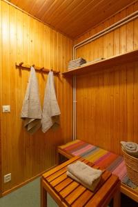Cette chambre dispose d'une cabine en bois avec une table et des serviettes. dans l'établissement Villa Arctic Harmony near SCV, à Rovaniemi 19 autres photos