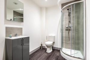 a bathroom with a shower and a toilet and a sink at Bright & Cosy Apartment in Leeds! Free Parking in Belle Isle