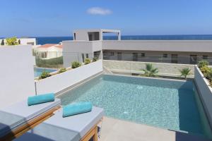 Бассейн в Castello Boutique Suites by the sea - Adults Only или поблизости
