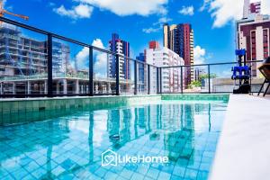 una piscina en la azotea de un edificio con edificios altos en Simple Smart em Manaíra - LikeHome Hospedagens, en João Pessoa