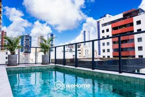 een zwembad op het dak van een gebouw bij Simple Smart em Manaíra - LikeHome Hospedagens in João Pessoa