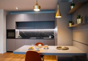 une cuisine avec une table et des chaises dans une pièce dans l'établissement N-149 Luxury Apartments, à Bari