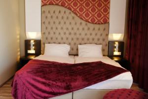 Un pat sau paturi într-o cameră la Hotel Athen Kelsterbach Frankfurt Airport