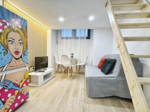 un soggiorno con letto a castello e scala di Minimalist Studio with Mezzanine a Lisbona