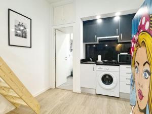 una cucina con lavatrice in camera di Minimalist Studio with Mezzanine a Lisbona