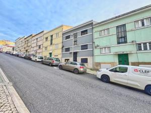una fila di auto parcheggiate sul ciglio di una strada di Minimalist Studio with Mezzanine a Lisbona