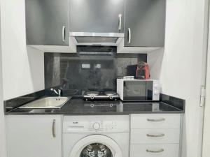 Cucina o angolo cottura di Minimalist Studio with Mezzanine