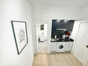 Cucina o angolo cottura di Minimalist Studio with Mezzanine