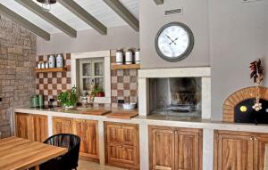 Η κουζίνα ή μικρή κουζίνα στο Beautiful Villa Zita with pool in Pican