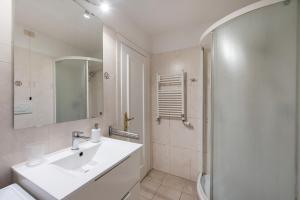 A bathroom at Colosseo 62 Apartment