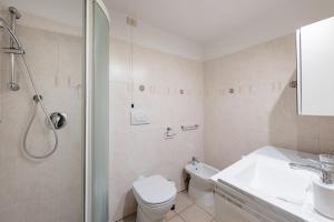 A bathroom at Colosseo 62 Apartment