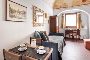 A seating area at Colosseo 62 Apartment